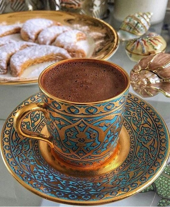 Кофе по-грузински, сваренный в медной турке на песке. Песок прогревается до нужной температуры, и турка опускается в него, что позволяет кофе готовиться медленно и мягко, не перегреваясь. Этот процесс требует мастерства, так как важно не допустить кипения — кофе должен готовиться до появления первой пенки. В результате получается кофе с богатым вкусом и насыщенным ароматом.