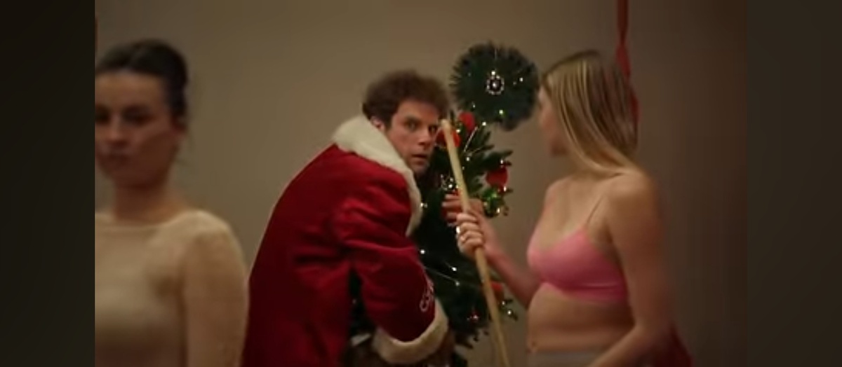 Пузатая справа НЕ Снегурочка. Хотя... 