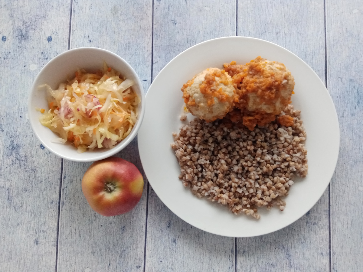 Обед. Гречка с тефтелями, квашеная капуста и яблоко.