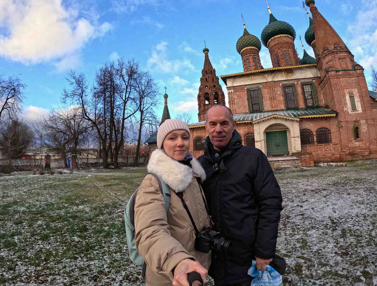 Олег Георгиевич Константинов — помощник настоятеля, активно участвует в восстановлении храма Николы Мокрого и Тихвинской церкви. Он провел для меня индивидуальную экскурсию