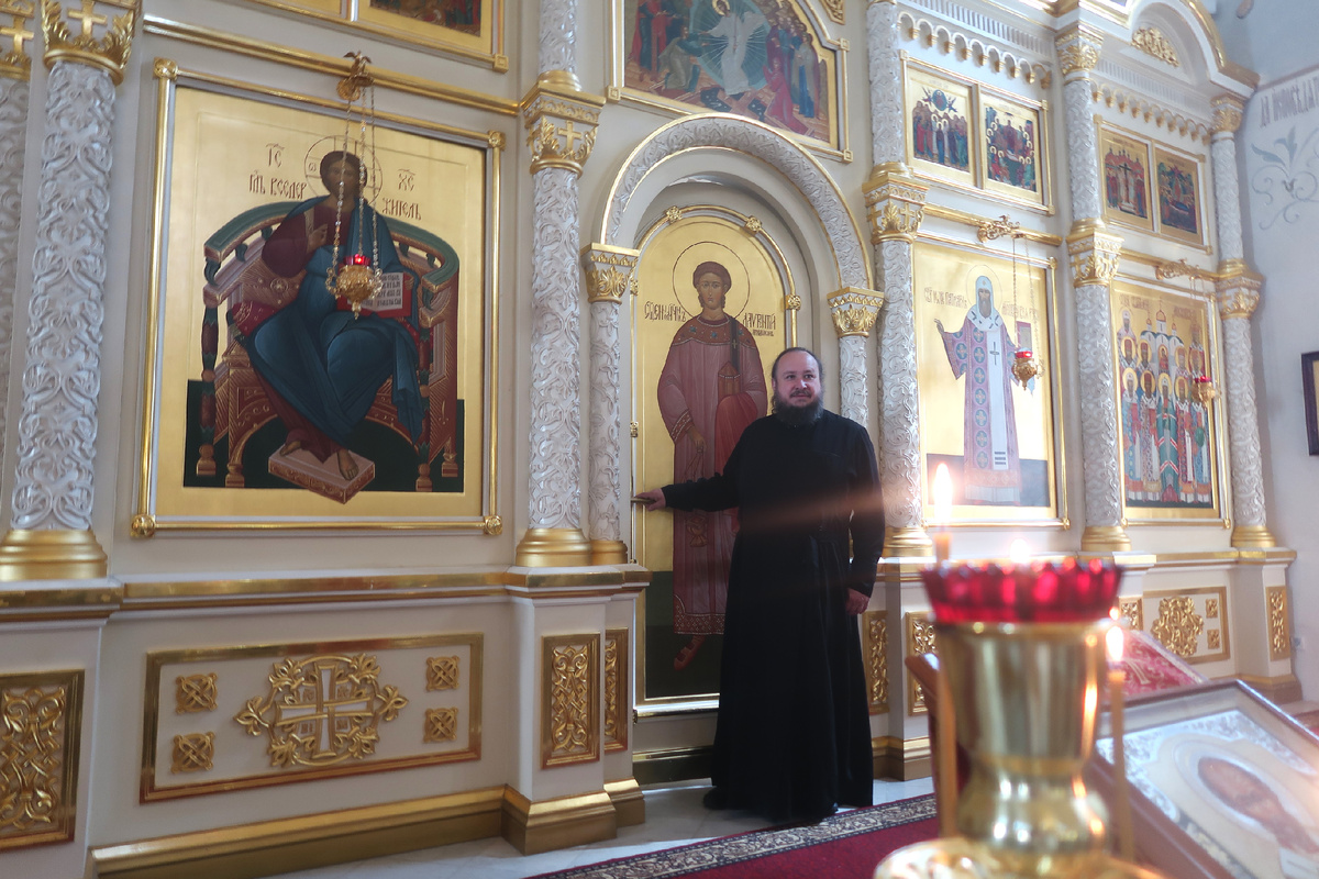 Одна из моих любимых фотографий. Удачно моя камера поймала настоятеля.