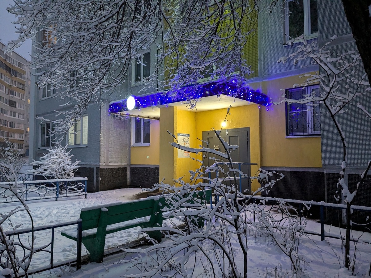 Подъезд дома, в котором я зимую