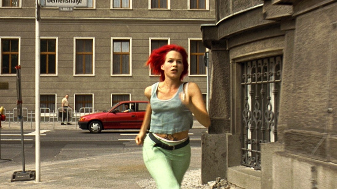 Франка Потенте в роли Флоры. Кадр из фильма 'Беги, Лола, беги. Адрес изображения: 'https://avatars.dzeninfra.ru/get-zen_doc/1640172/pub_5e99618dce3ea2012068ee7d_5e996754f1710d606e93ab5b/scale_1200