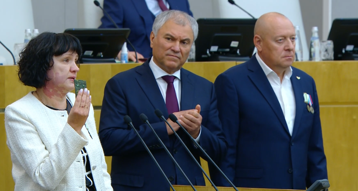 На трибуне Госдумы мама погибшего геройски гв. лейтенанта Шишлакова Т.А. - Шишлакова О.А.  "Этот погон могли сорвать с моего сына только тогда, когда он был уже мёртвый..."