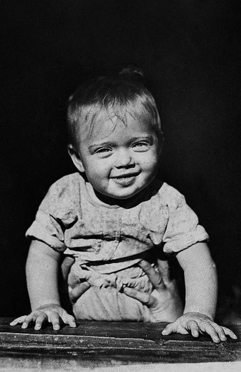    Маленькая Алиса Фрейндлих. ru.wikipedia.org