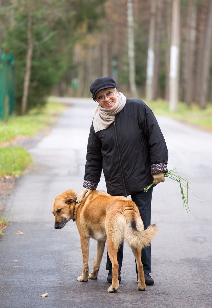    Алиса Фрейндлих на даче в Комарово. Фото: Юлия Кудряшова-Белокрыс / t.me/bdtspb.