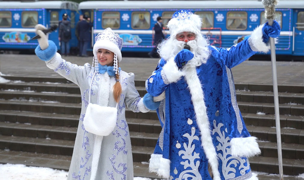 Это раньше Дед Мороз ездил на тройке с бубенцами. Сегодня он перемещается на значительно более современном железнодорожном транспорте. Фото: www.rw.by