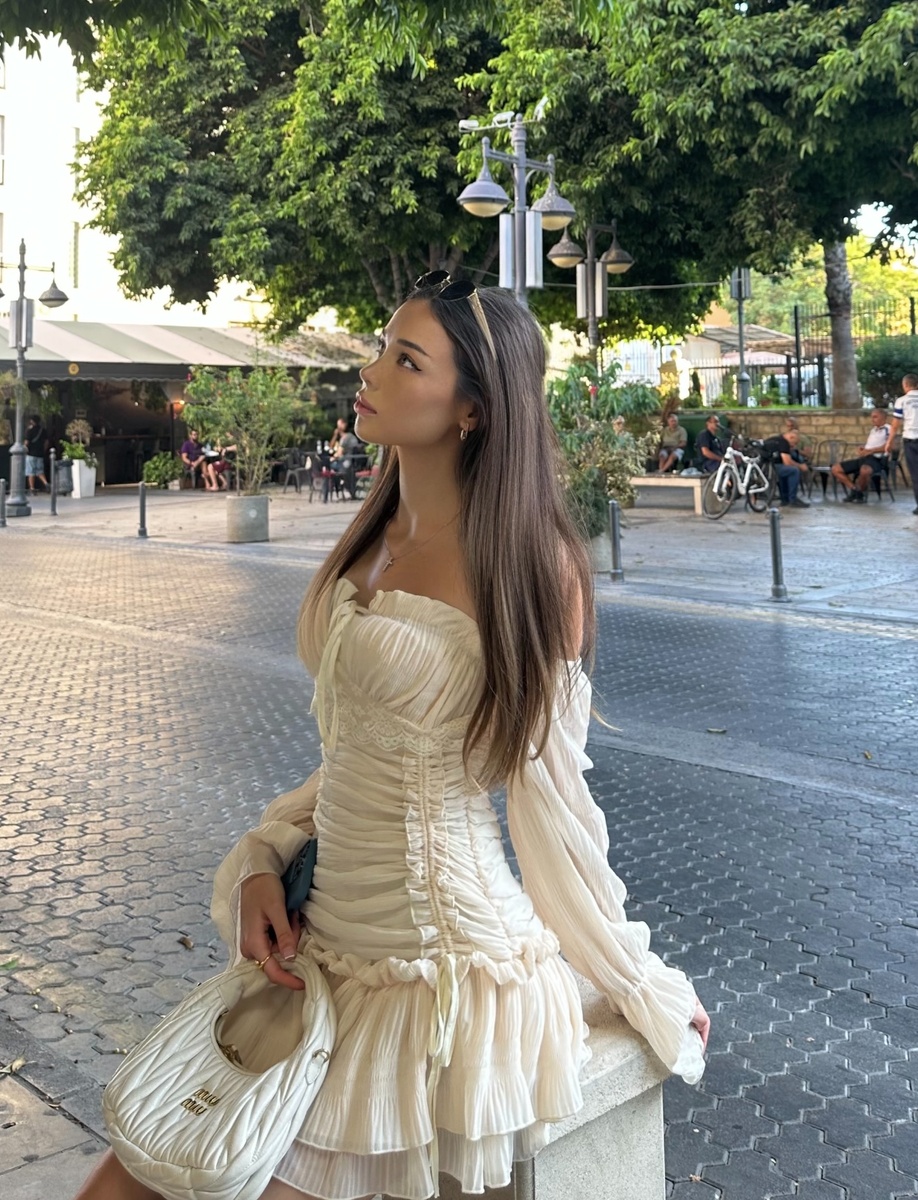 На фото вы можете увидеть мои волосы, они длинные блестящие, и всё это благодаря уходу и следованию определенным правилам!