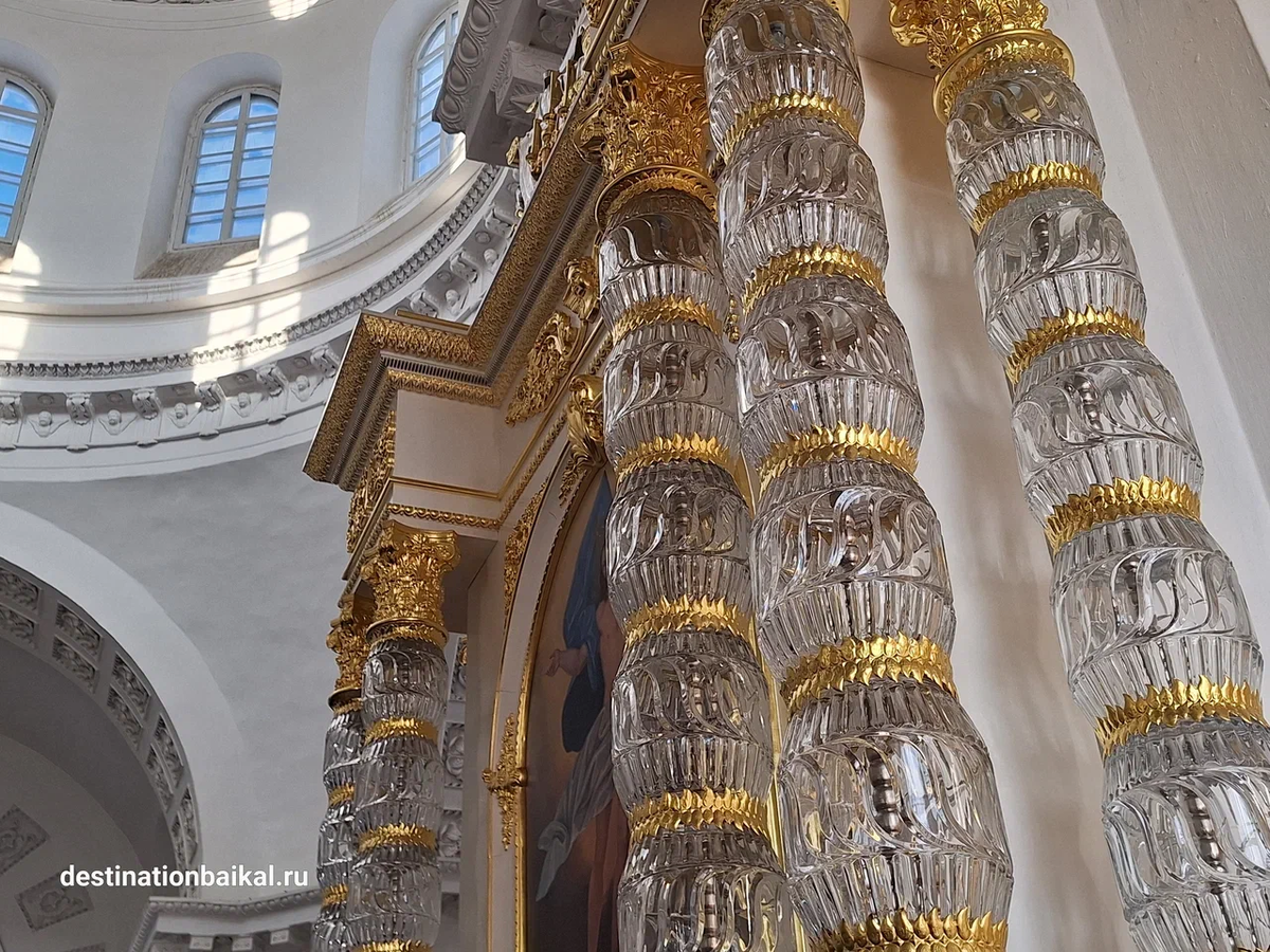 Хрустальные колонны первой восстановленной тумбы иконостаса. Фото Н.А. Мясникова