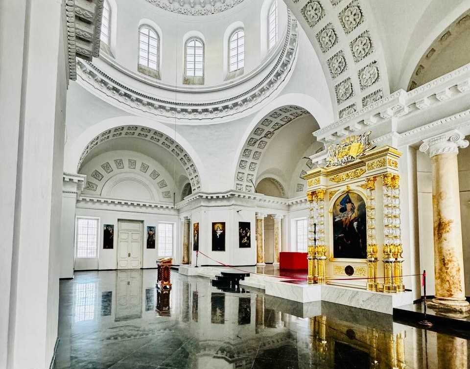 Главный придел Воскресенского собора и хрустальный иконостас. Фото Н. Бухгольц.