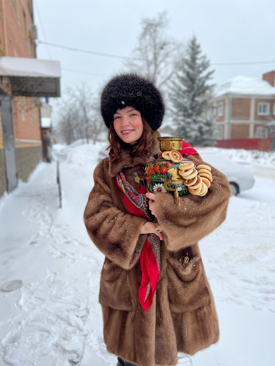 Это ретро шуба из маминого шкафа, а шапка бабушкина. Наряжалась так просто для фото на Новый год