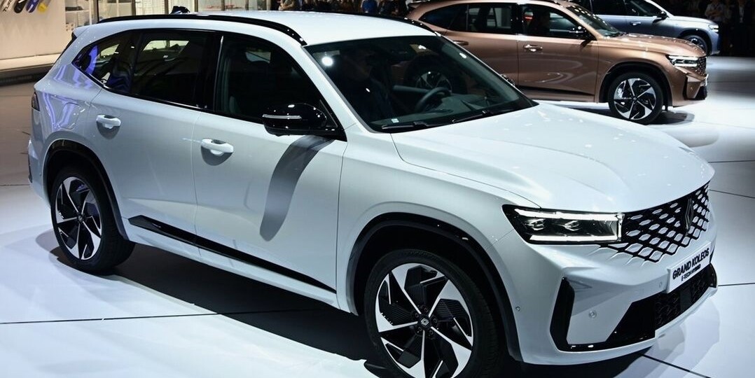 К дилерам приехал новый Renault Grand Koleos — тот же Geely Monjaro, но под французской маркой