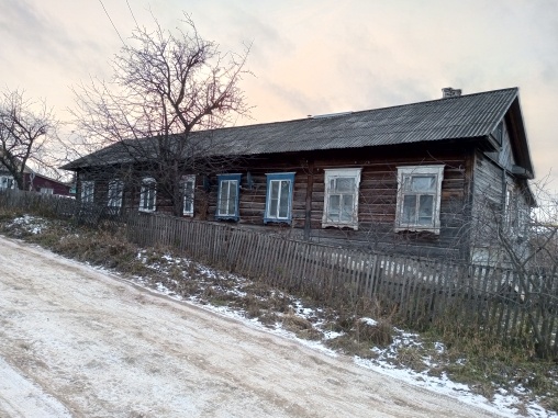 Дом бабушки Марины на перекрёстке. Возможно, она та самая Марина.