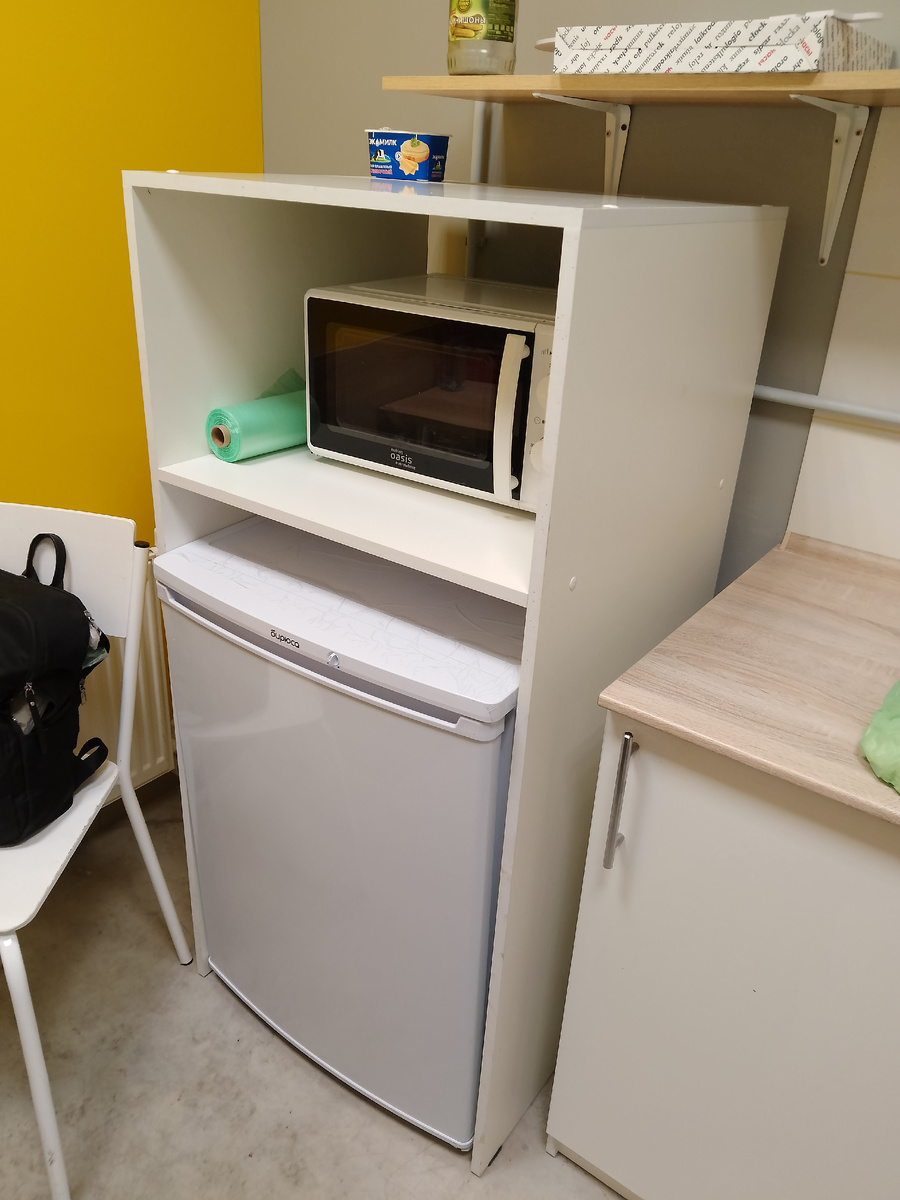 Есть микроволновка, холодильник, термопот