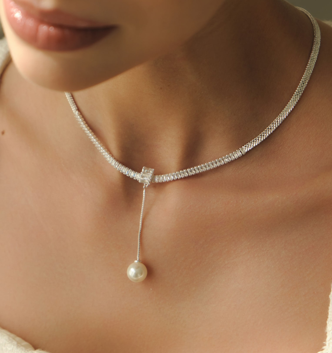 Колье из страз с жемчужинкой 