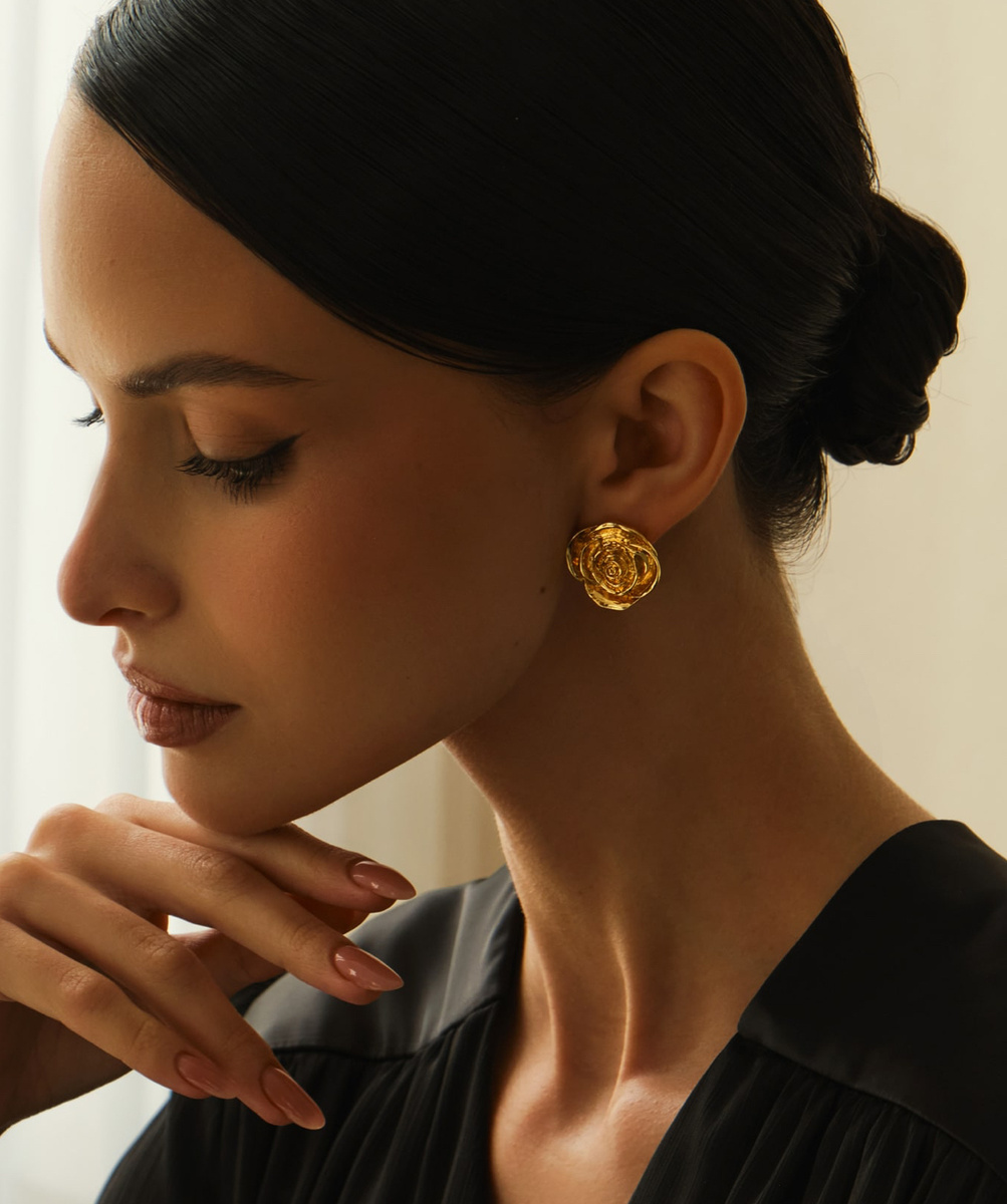 Золотистые серьги в виде цветов