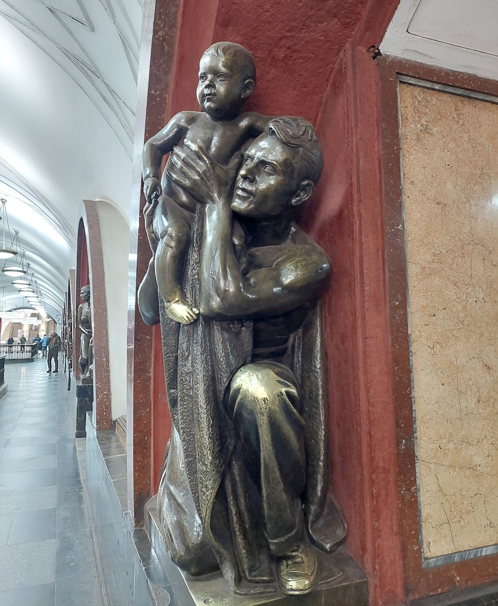 Скульптур с малышом много на этой станции. фото из личного архива