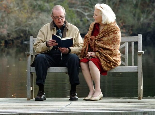 Кадр из фильма «Дневник памяти». У главной героини тоже Альцгеймер, а муж каждый день читает ей историю их любви. 