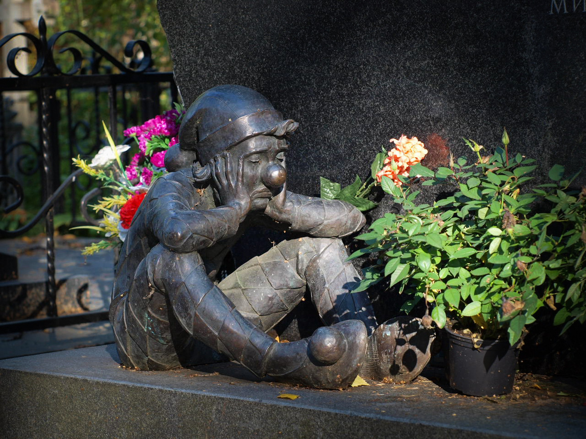 Петрушка на могиле Михаила Светина