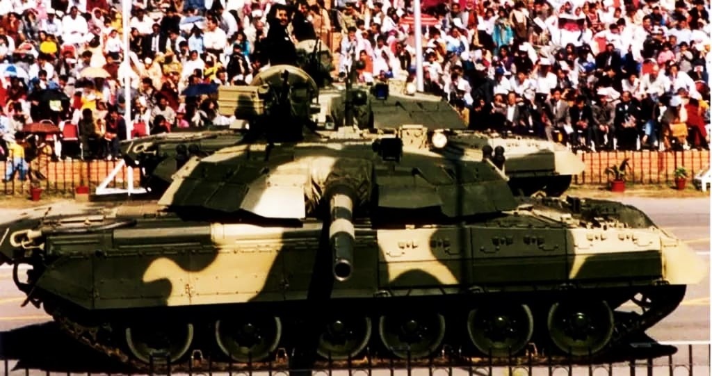 Т-80УД со сварной башней.