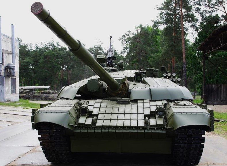 Часть танков была модернизирована до уровня Т-72УА1 ( новое МТО +модернизированная ходовая часть. Можно обратить внимание на установку зенитного пулемета ДШКМ вместо штатного НСВТ.