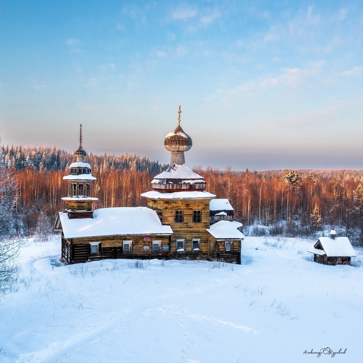 Храм у леса. Фото Александра ЖУРАВЛЁВА.