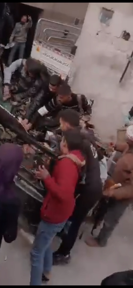 Раздача орудия сирийцам. 