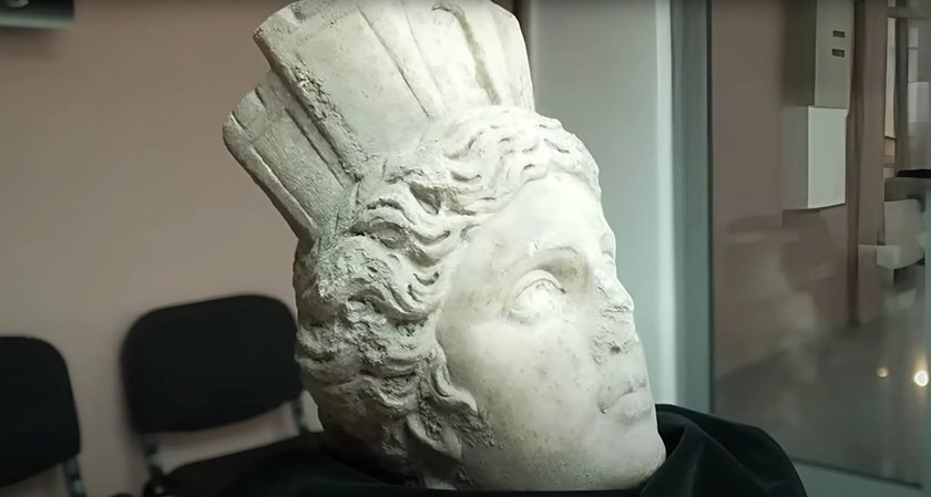 В Болгарии нашли голову большой древней статуи: кому она принадлежала