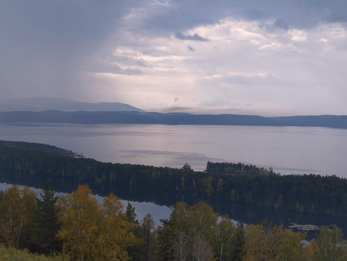 Вид на озеро Тургояк и озеро Инышк с горы Лысой