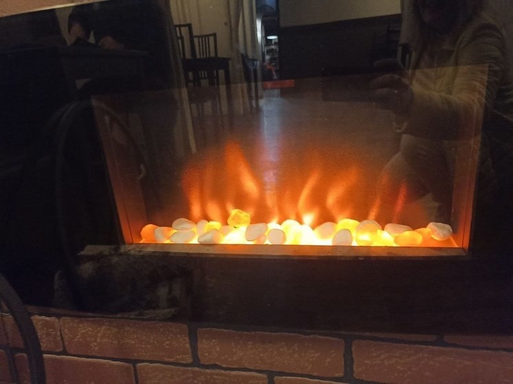     Не стоит включать сразу несколько электроприборов в удлинитель. Фото: «МК в Великом Новгороде»