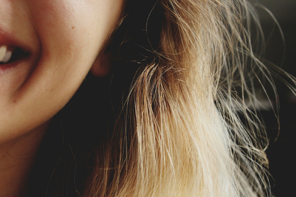 В ответ на выходку Мадины половина класса смеялась. 