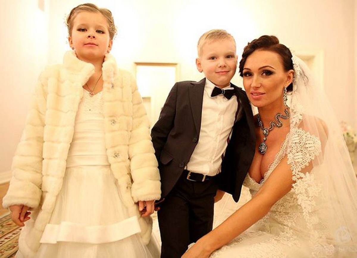 Екатерина с детьми футболиста от первого брака, 2012 год. 