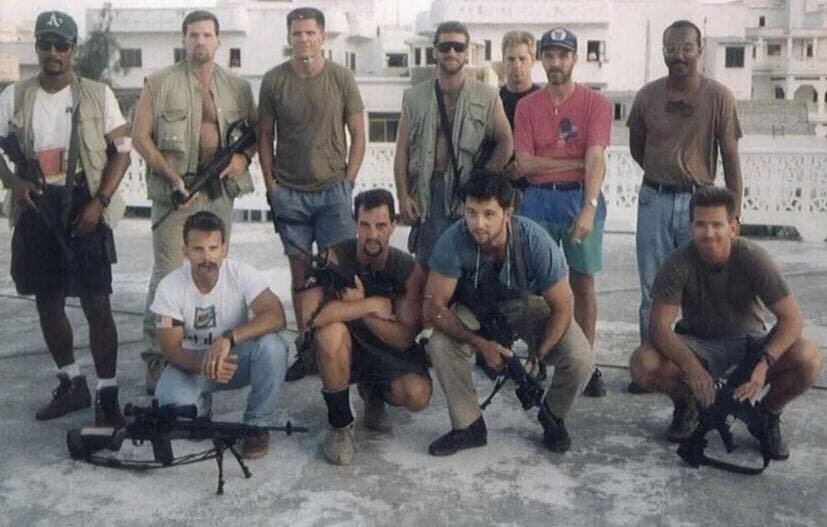 Бойцы 6 отряда морского спецназа SEAL в Сомали за несколько дней до известных событий, связанных с «падением «Черного ястреба»