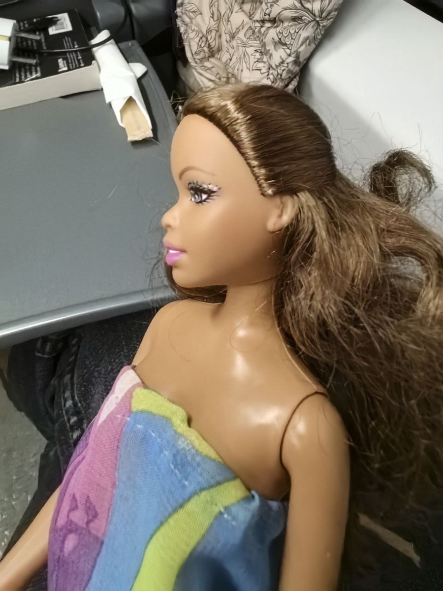 Наверное это все-таки оригинальная барби. Ноги резиновые и гнуться. 