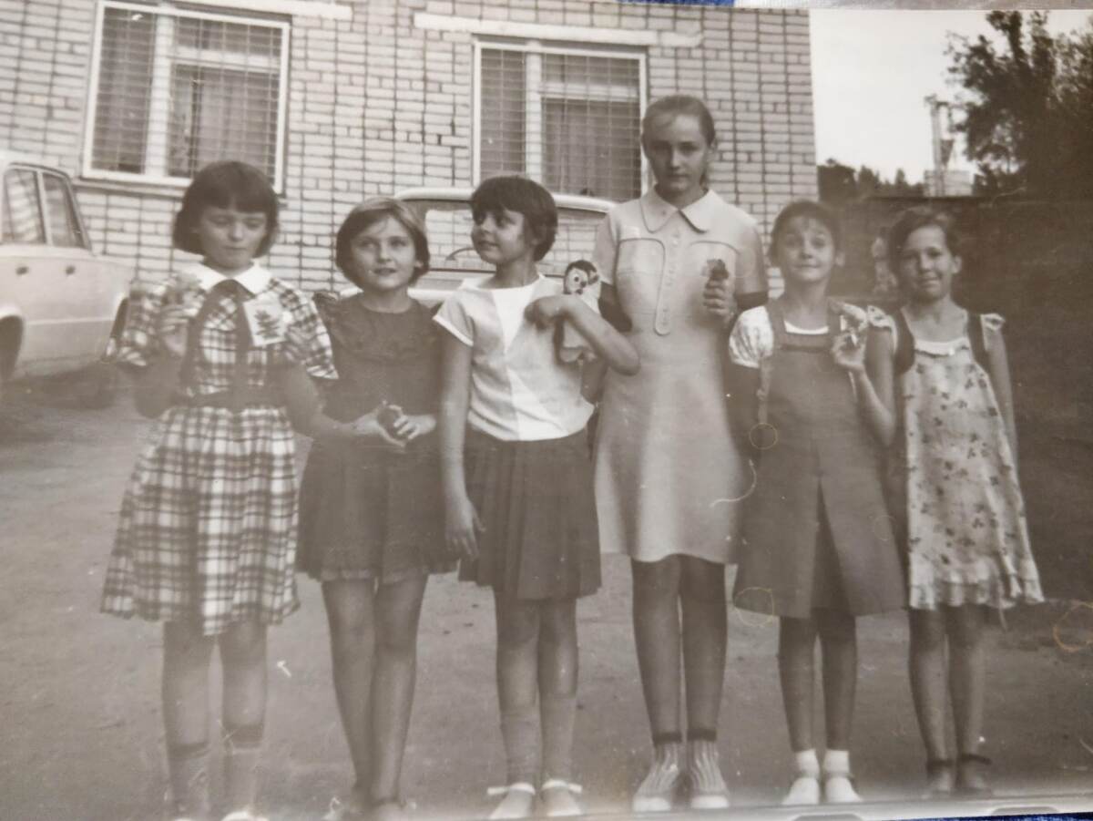 Фото можно назвать :"Девочки из нашего двора". Я вторая справа. Мне лет 8-9.