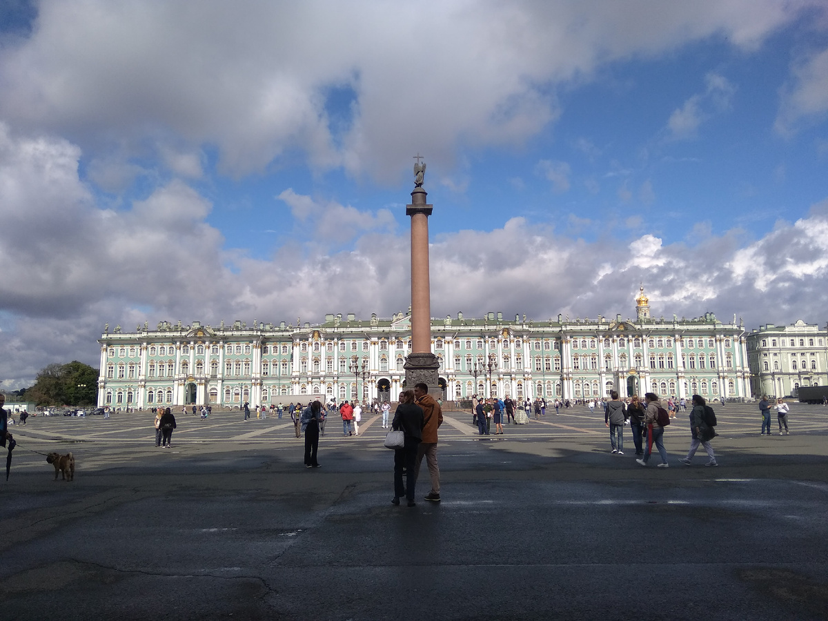 Дворцовая площадь с Зимним дворцом и Александровской колонной