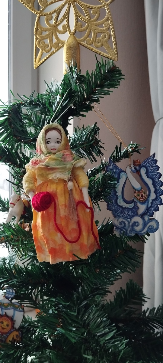 100% творчество висит на моей ёлке. Наконец-то купила ватную игрушку ручной работы 🤍