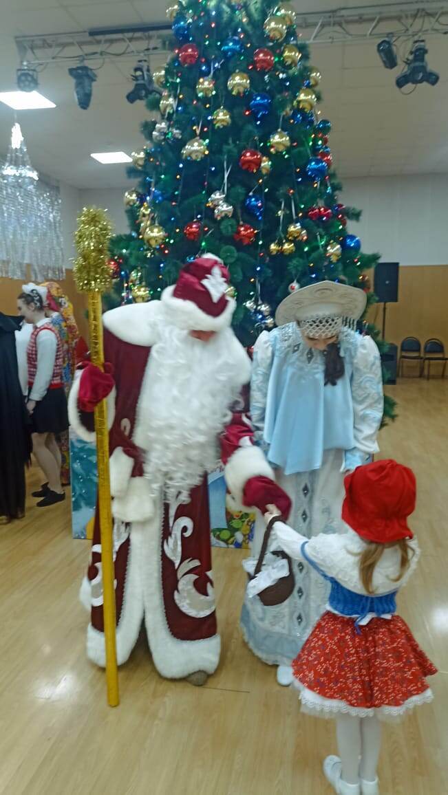 Новый год «цепляет» нас традициями, воспоминаниями из детства, надеждами на чудо. На фото моя Красная Шапочка на прошлогоднем утреннике