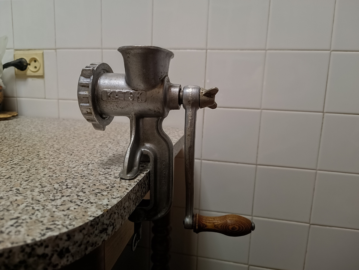 наша мясорубка старинная