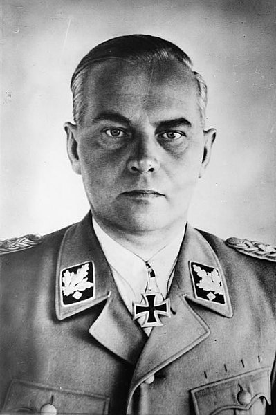 Феликс Мартин Юлиус Штайнер (23 мая 1896, Шталлупёнен — 12 мая 1966, Мюнхен) — немецкий военачальник времён нацистской Германии, обергруппенфюрер СС и генерал войск СС, кавалер Рыцарского креста Железного креста с Дубовыми листьями и Мечами
