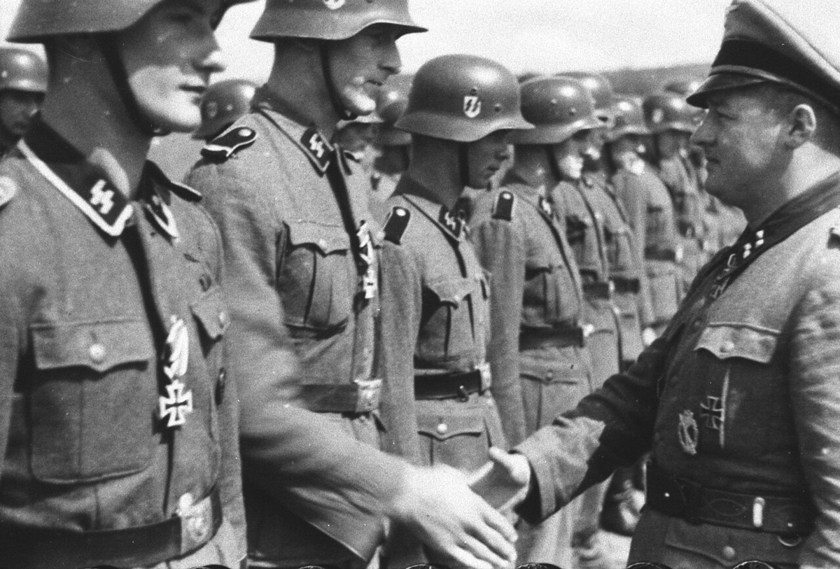 21 июня 1942 года. Штурмбаннфюрер CC Август Дикман вручает солдатам "Викинга" Железные кресты за боевые заслуги
