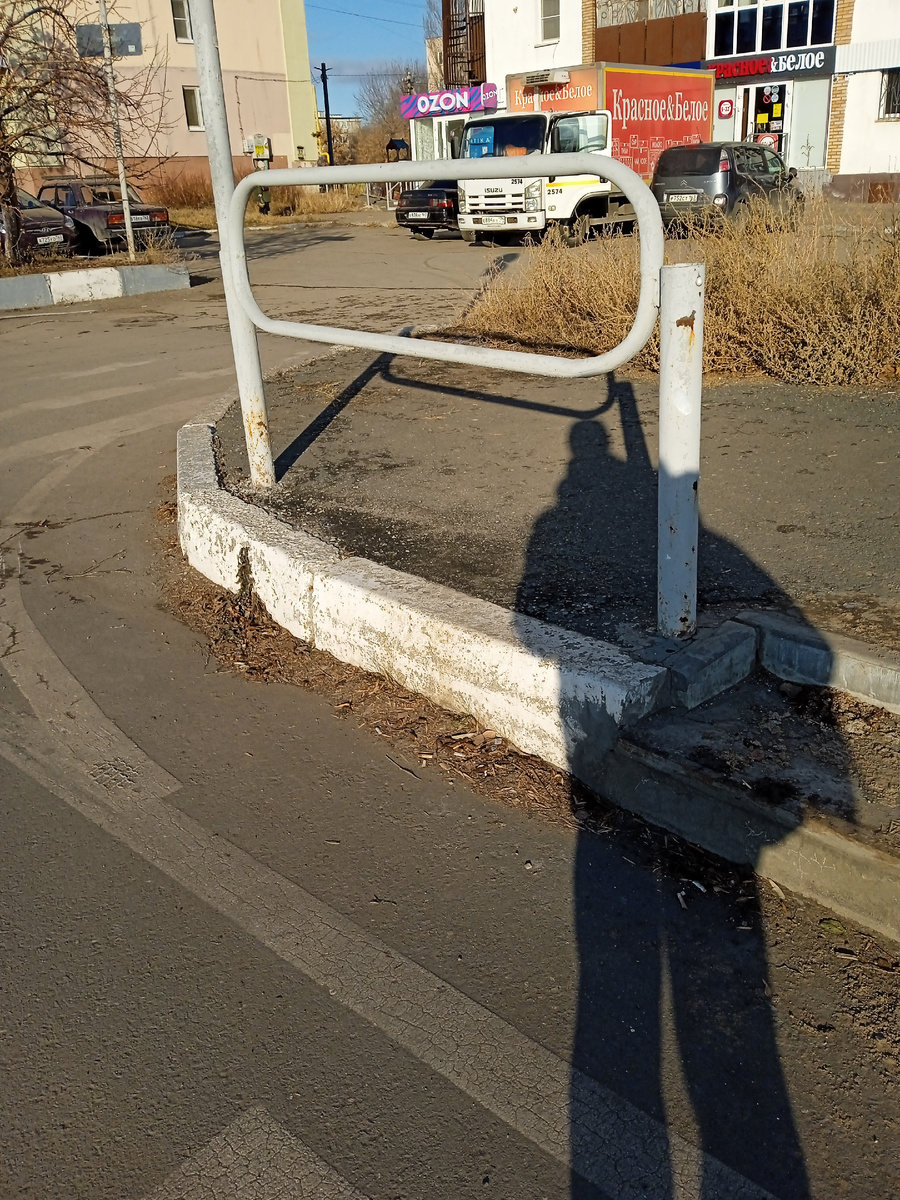 Фото автора. Супервысокие бордюры в Новокуйбышевске