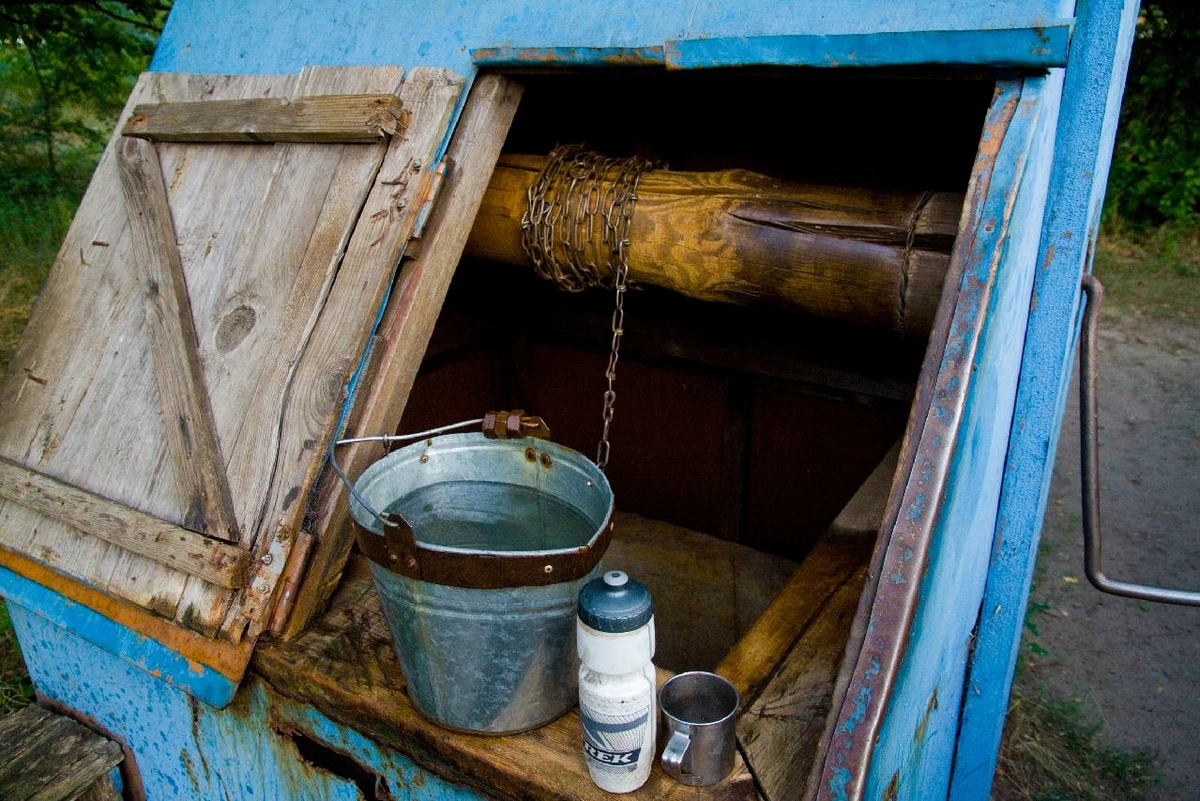 Этот колодец весной был единственным источником воды, други родники были недоступны из-за паводка.