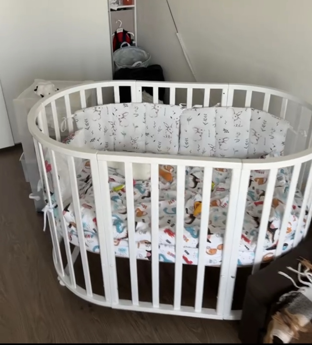 фото было сделано когда сыну было около 11мес, он самостоятельно отодвинул свою кроватку вместе с тумбой от стены 🤪💪🏼