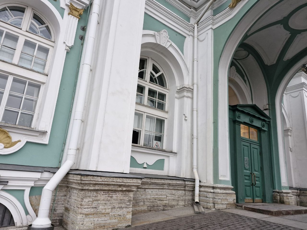 Комендантский подъезд, вход для групп в Бриллиантовую кладовую