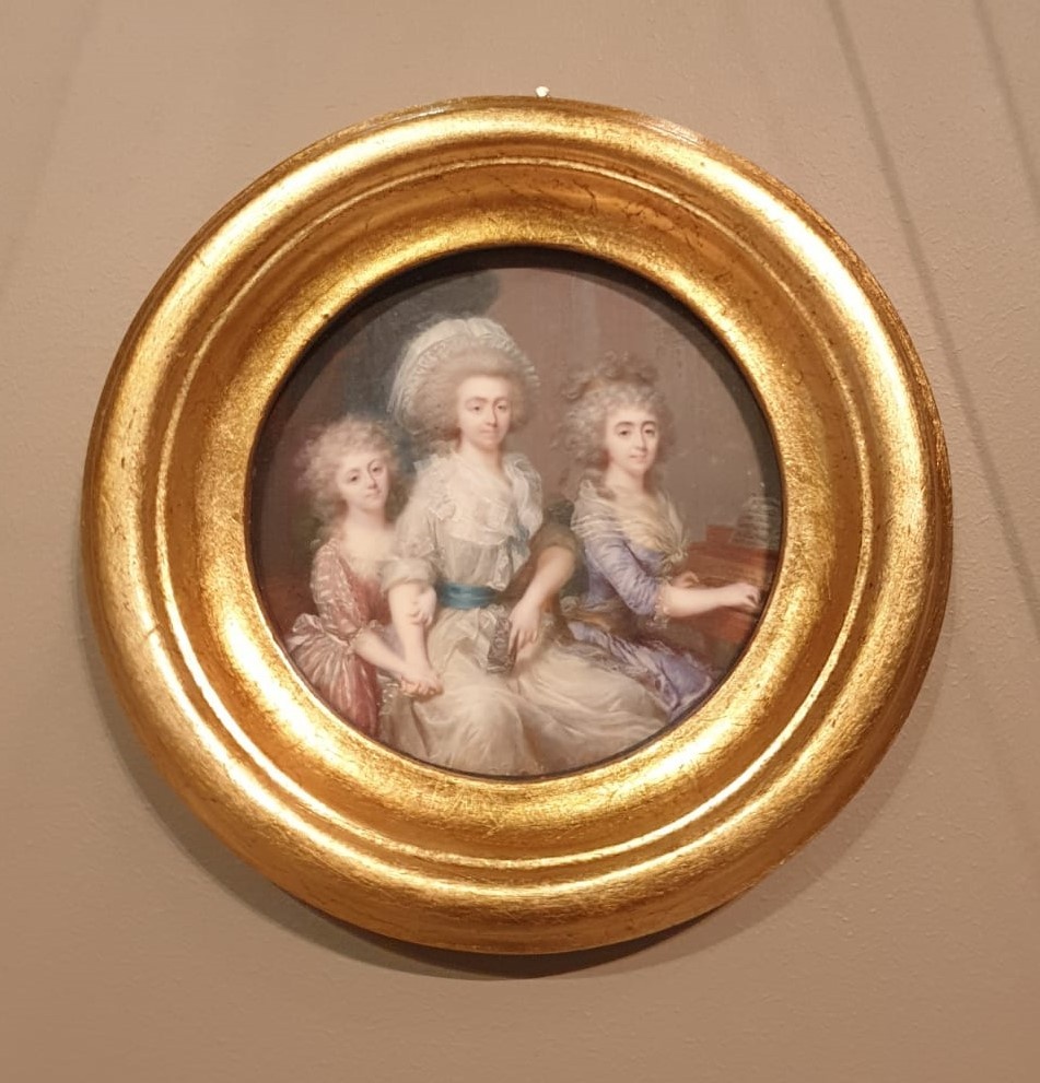 Жан-Батист Жак Огюстен Портрет княгини Натальи Петровны Голицыной с дочерьми Екатериной и Софьей  1790-1792 кость, акварель, гуашь