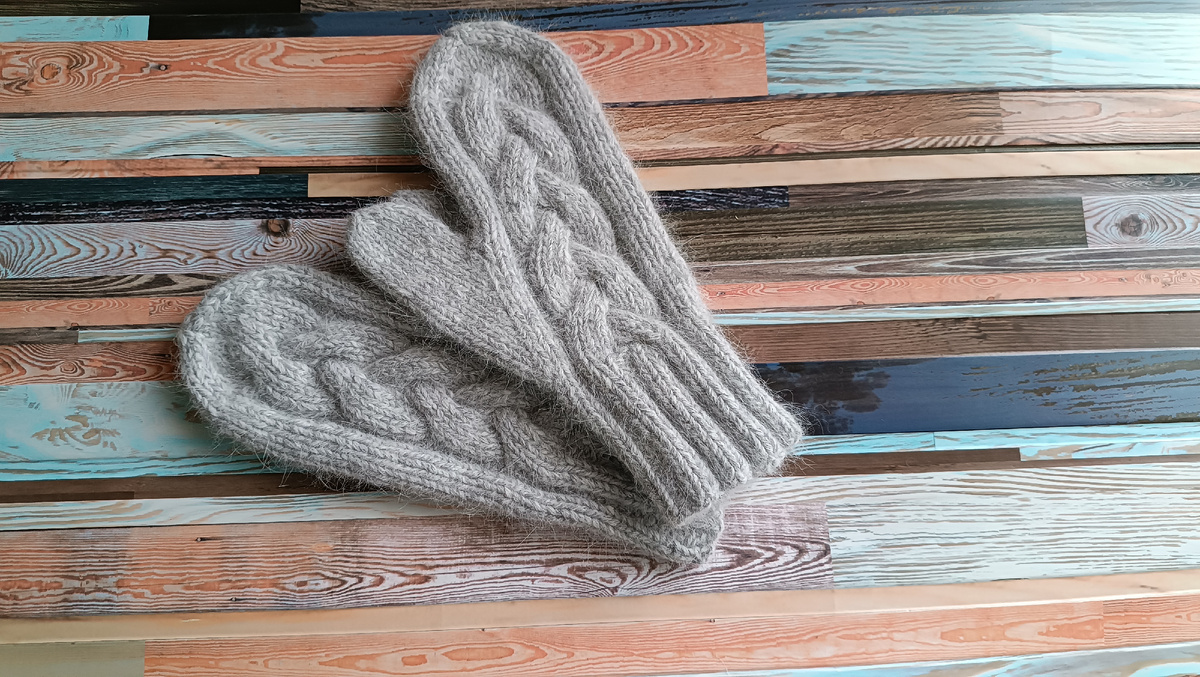 Варежки из пряжи Пух норки 