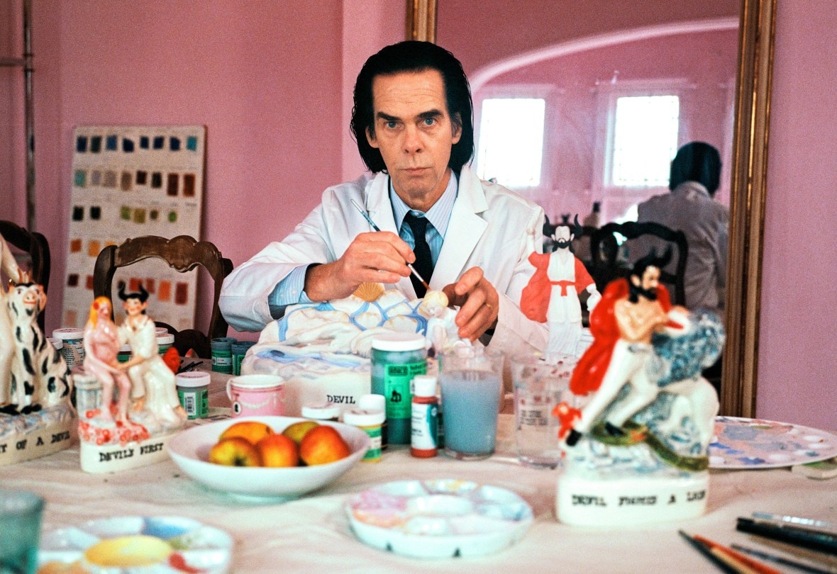 Кейв за работой по росписи керамики. Фото Сиан Дэйви