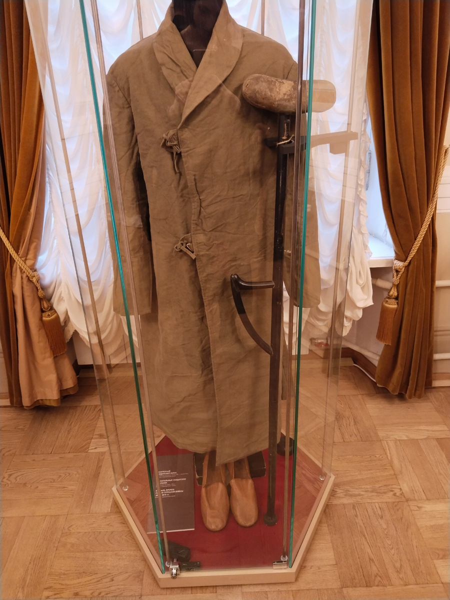 Больничные халат и туфли для пациентов лазарета