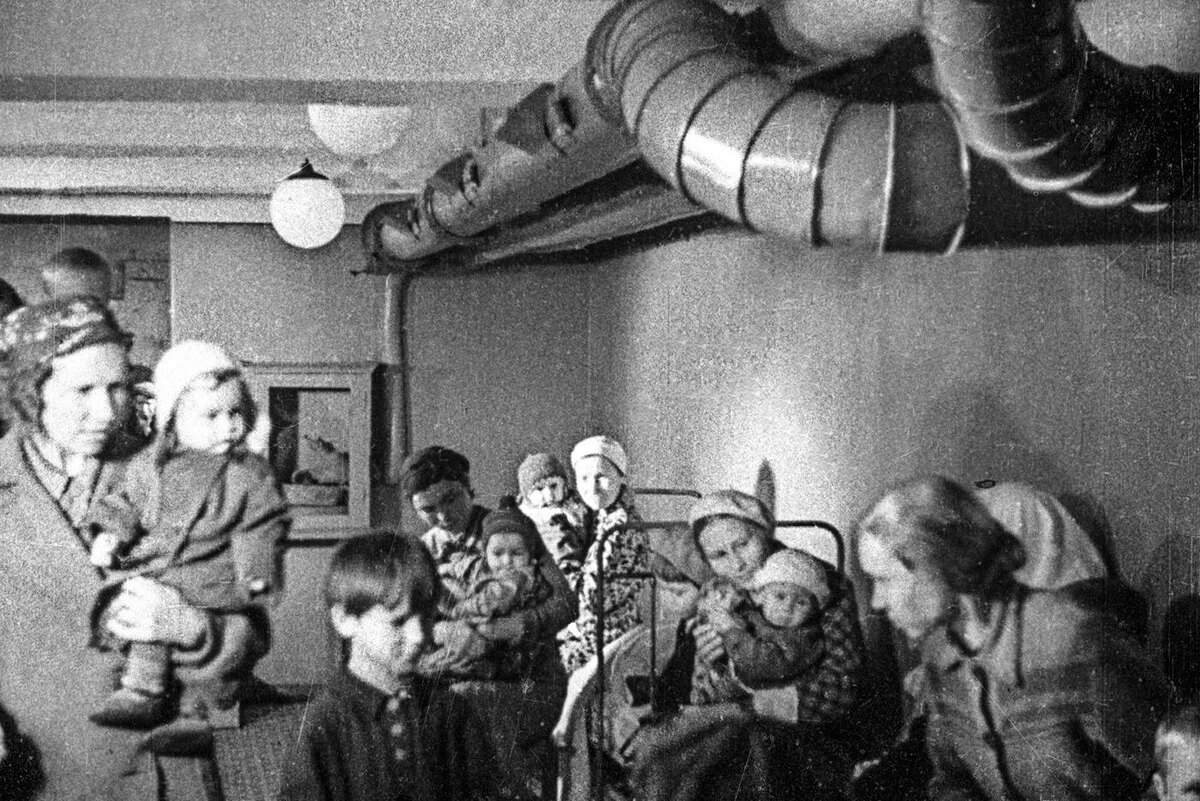 Москвички с детьми старались держаться вместе: так удобнее было бежать в укрытие в случае бомбёжек. РИА Новости.
